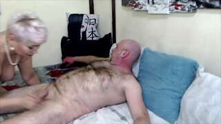 Развратная зрелая русская сука AimeeParadise прилежно сосет член своему любимому мужу ...