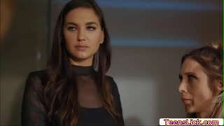 ���าร์ล็อต Stokely พอใจของเธอต้องการและเธอยังช่วย Silvia Saige