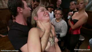 Blonde dominatrix Lorelei Lee ceangail gagged blonde ar a ghlúine agus canes léi as an slua in áit phoiblí, ansin James Deen agus strainséir gangbangs a