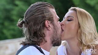 Blonde Hottie Cherry Kiss Anal Kneppet af Vvs Rør