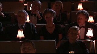 Celia Jones - tomboy - magaspang ipakita na may isang bote at isang baseballbat