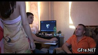 Docela teen girl stojí psík móda Docela teen girl stojí psík móda