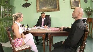 Dva nadržení učitelé potrestat zlobivé college babe Mia Leone s velkými juggs