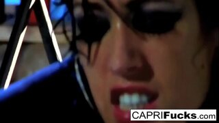 Хар үстэй бяцхан хүүгийн авдаг цохиж хангинуулан дуугаргаагүй Хар үстэй бяцхан хүүгийн авдаг цохиж хангинуулан дуугаргаагүй