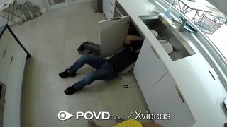 Stor pik glider ind i stramme fisse brunetter