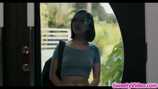 סקסית מעסה מספריים עם הלסבית שלה לקוח