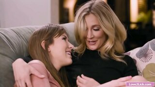 Stepmom får hendes røv fingering og slikkede med steddatter