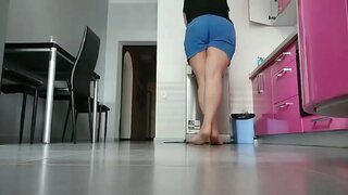 Mor spiller på køkken. Meget liderlig og våd fisse
