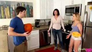 ���ುಟ್ಟಿನಲ್ಲಿ ಜೊತೆ stepsister ತಾಯಿ ಮಾಡುತ್ತಿರುವ labore ಮುಖಪುಟ