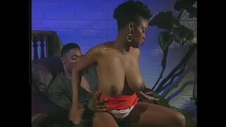 Sort fyr slikker hairy pussy ebony babe og fucks hende i doggy style på stolen