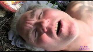 Suka vidí dvoch starých mužov, kurva v otvorenej krajine a spája ich